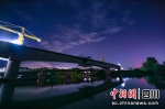 星空下的西河特大桥连续梁浇筑施工现场。蜀道集团供 - Sc.Chinanews.Com.Cn