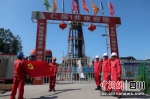 鲜红的党旗高高飘扬在仁探1井的钻塔上。朱君 摄 - Sc.Chinanews.Com.Cn