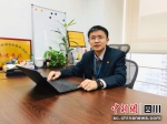 蒲黎明在办公室工作。刘永清 摄 - Sc.Chinanews.Com.Cn