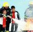 眉山市一学校消防员指导学生使用灭火器灭火。四川消防供图 - Sc.Chinanews.Com.Cn
