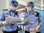 民警正在办案。(王炜摄) - Sc.Chinanews.Com.Cn