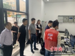 工作人员在位于晨风社区的总控室进行应急广播平台测试。 - Sc.Chinanews.Com.Cn