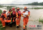 消防员利用橡皮艇将发烧婴儿和家人接到安全区域，并及时送往医院。舒勇摄 - Sc.Chinanews.Com.Cn