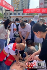红十字救护培训师在社区现场教居民应急救护。 - Sc.Chinanews.Com.Cn