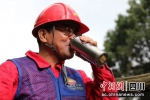 渴了累了，喝口水。廖光明 摄 - Sc.Chinanews.Com.Cn