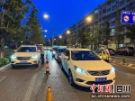 开展夜间交通违法行为整治。 交警四大队供图 - Sc.Chinanews.Com.Cn