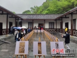 活动现场，游客驻足观看书画。衡欢 摄 - Sc.Chinanews.Com.Cn