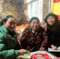 刘小义(右一)到修卡村采访妇女居家就业。壤塘县委宣传部供图 - Sc.Chinanews.Com.Cn