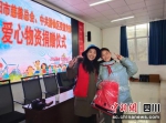 刘小义(左)到上杜柯中心校捐赠衣物。壤塘县委宣传部供图 - Sc.Chinanews.Com.Cn