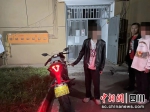 嫌疑人指认被盗车辆。刘云涛 摄 - Sc.Chinanews.Com.Cn