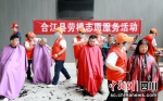 为工人们送去理发志愿服务。合江县融媒体中心供图 - Sc.Chinanews.Com.Cn