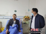 受伤村民王家书正在医院治疗。刘波 摄 - Sc.Chinanews.Com.Cn