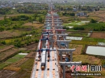 成南高速公路扩容项目第1000片梁板架设现场。蜀道集团供图 - Sc.Chinanews.Com.Cn