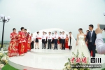 现场嘉宾为新人颁发结婚证书。 - Sc.Chinanews.Com.Cn