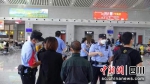 铁警在候车厅安抚旅客。王程摄 - Sc.Chinanews.Com.Cn