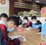 课余时间，孩子们常常窝在图书馆里读书。 小龙 摄 - Sc.Chinanews.Com.Cn