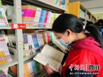 “为你读书”公益行动带来一万多册书籍，石渠县中小学校的学生们有了新的精神食粮。 小龙 摄 - Sc.Chinanews.Com.Cn