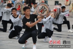学生们学习羊皮鼓舞。 绵阳飞行职业学院供图 - Sc.Chinanews.Com.Cn