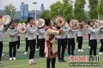 学生们学习羊皮鼓舞。 绵阳飞行职业学院供图 - Sc.Chinanews.Com.Cn