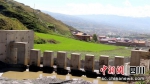 甘孜县修建拦水坝。赖红摄 - Sc.Chinanews.Com.Cn