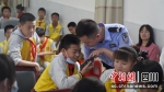 与孩子们互动。张天燕 摄 - Sc.Chinanews.Com.Cn