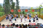 树德小学森林剧场，学生们演唱红色舞剧。 唐彪 摄 - Sc.Chinanews.Com.Cn