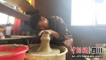 俄尖扎西正在制作藏陶。壤塘县委宣传部供图 - Sc.Chinanews.Com.Cn