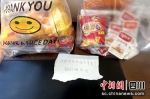 群众给消防员“投喂”零食和纸条。四川消防供图 - Sc.Chinanews.Com.Cn