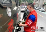加油站工作人员为抗震救灾车辆加油。 杨洋 摄 - Sc.Chinanews.Com.Cn
