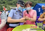 四川雅安：地震安置点警民包粽子 共话端午安康 - Sc.Chinanews.Com.Cn
