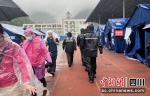 四川宝兴： 暴雨中地震安置点的“警”色 - Sc.Chinanews.Com.Cn