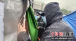 四川宝兴： 暴雨中地震安置点的“警”色 - Sc.Chinanews.Com.Cn