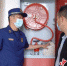 消防监督员对消防设施开展检查。四川消防供图 - Sc.Chinanews.Com.Cn