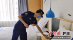 消防监督员对酒店进行消防检查。四川消防供图 - Sc.Chinanews.Com.Cn