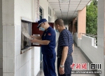 消防监督员对考场消防设施进行检查。四川消防供图 - Sc.Chinanews.Com.Cn