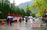 游客在映秀镇旅游参观。 - Sc.Chinanews.Com.Cn
