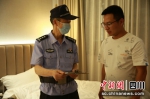 民警正在深入酒店了解相关情况。刘云涛 摄 - Sc.Chinanews.Com.Cn