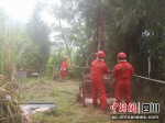 在深山里架设钻机获取数据信息。杜成 摄 - Sc.Chinanews.Com.Cn
