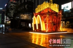 麦当劳薯条快闪店成为年轻人驻足打卡的新地标。张晶 摄 - Sc.Chinanews.Com.Cn