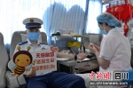 一名志愿者在无偿献血。 - Sc.Chinanews.Com.Cn