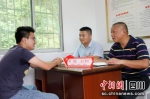 在第一书记在“三亮工作室”，驻村工作队员正在接访群众。顺庆区融媒体中心供图 - Sc.Chinanews.Com.Cn