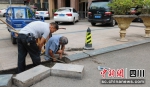 工人正在拆除松动地砖。李晓菊 摄 - Sc.Chinanews.Com.Cn