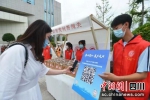 市民参与体验。刘杰摄 - Sc.Chinanews.Com.Cn