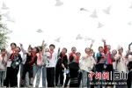 孩子们放飞亲手制作的航模。航空工业供图 - Sc.Chinanews.Com.Cn