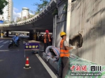 工人们修补天桥墙面。涪城区委宣传部供图 - Sc.Chinanews.Com.Cn