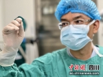 贾老捐献的角膜即将植入患者的眼睛。旻洋摄 - Sc.Chinanews.Com.Cn