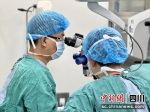 角移专家康黔正在为卓玛做眼角膜移植手术。旻洋摄 - Sc.Chinanews.Com.Cn