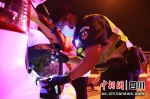 6月30日晚，资阳市公安局组织多警种开展联合毒品查缉行动。 曾青兰 摄 - Sc.Chinanews.Com.Cn