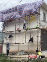 墙绘团队正在开展工作。(四川师范大学供图) - Sc.Chinanews.Com.Cn