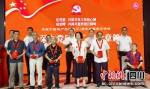 为31名老党员颁发"光荣在党50年"纪念章。 李炅伟 摄 - Sc.Chinanews.Com.Cn